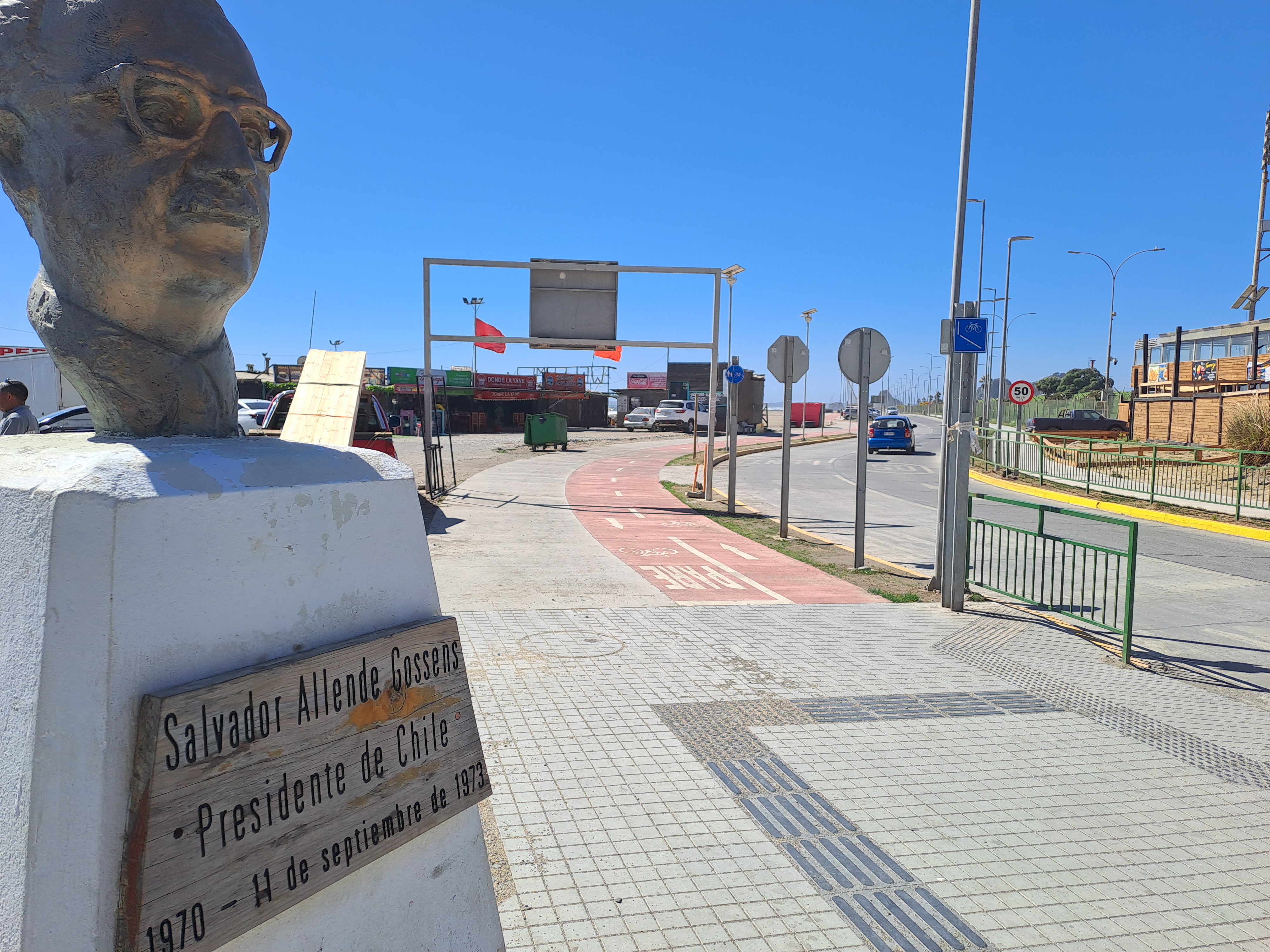 Fotografía del piso podotáctil, cercano a la estatua